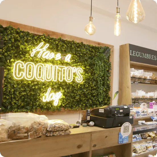 Coquito's Natural Market - Mostrador y cartel neón