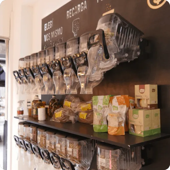 Coquito's Natural Market - Ambiente cálido y ordenado